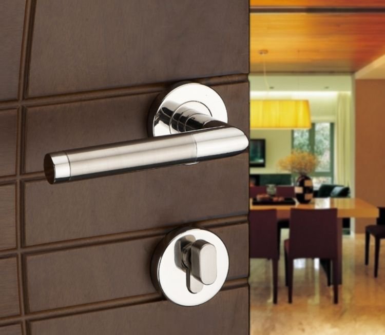 Khóa cửa có hiện tượng rơ, rung lắc tay và cách khắc phục - by nhatminhlocks.com - 0911144000